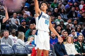 英雄联盟-巴特勒迎来五赛季出色发挥，独行侠观众热烈欢呼！